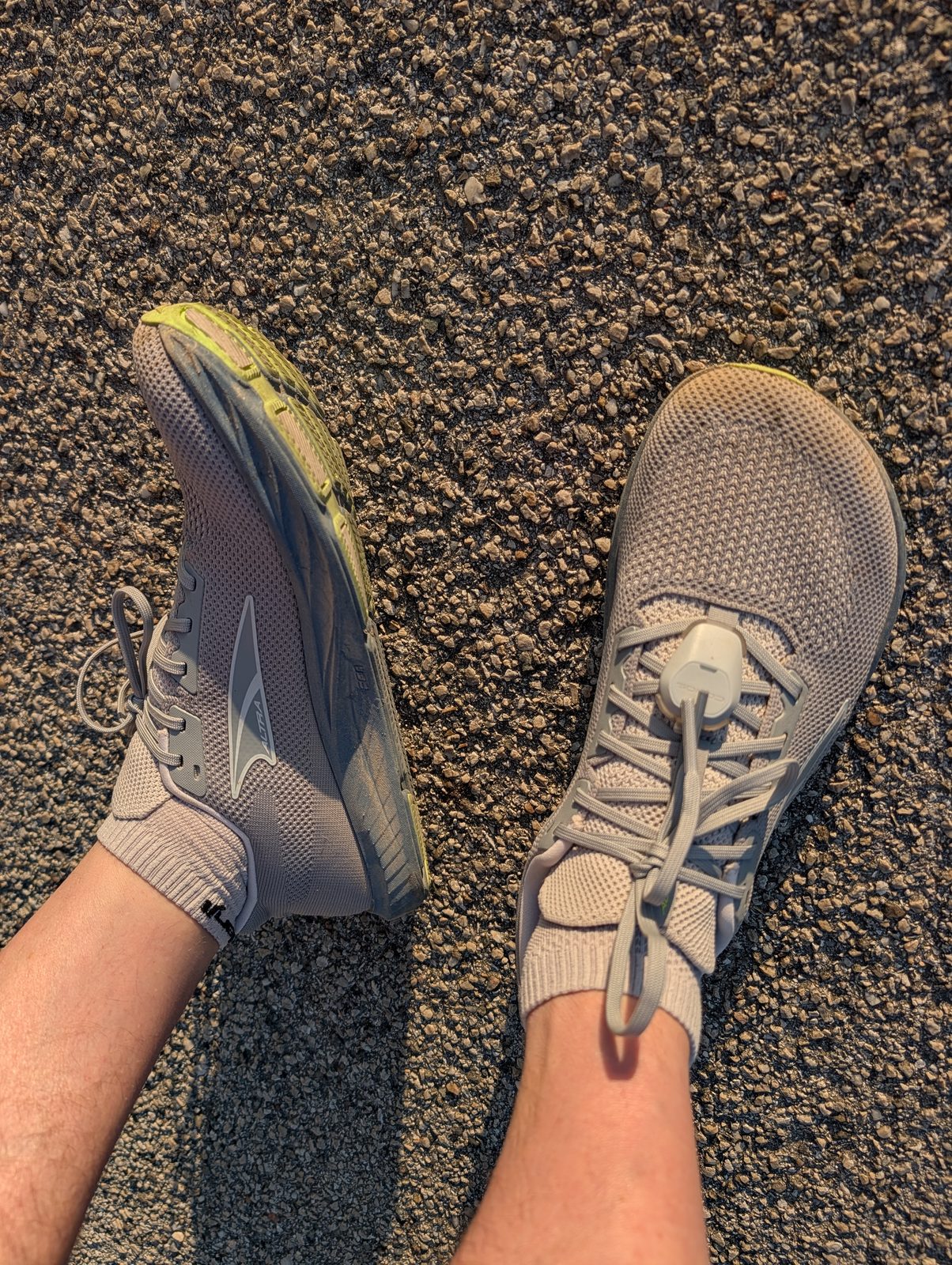 Chaussures de running sur le bitume au petit matin