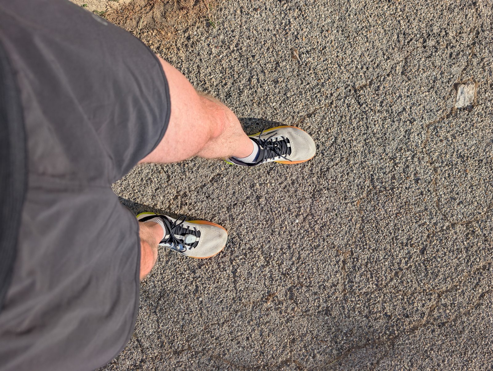 Mes chaussures sur le bitume au départ, soleil du matin