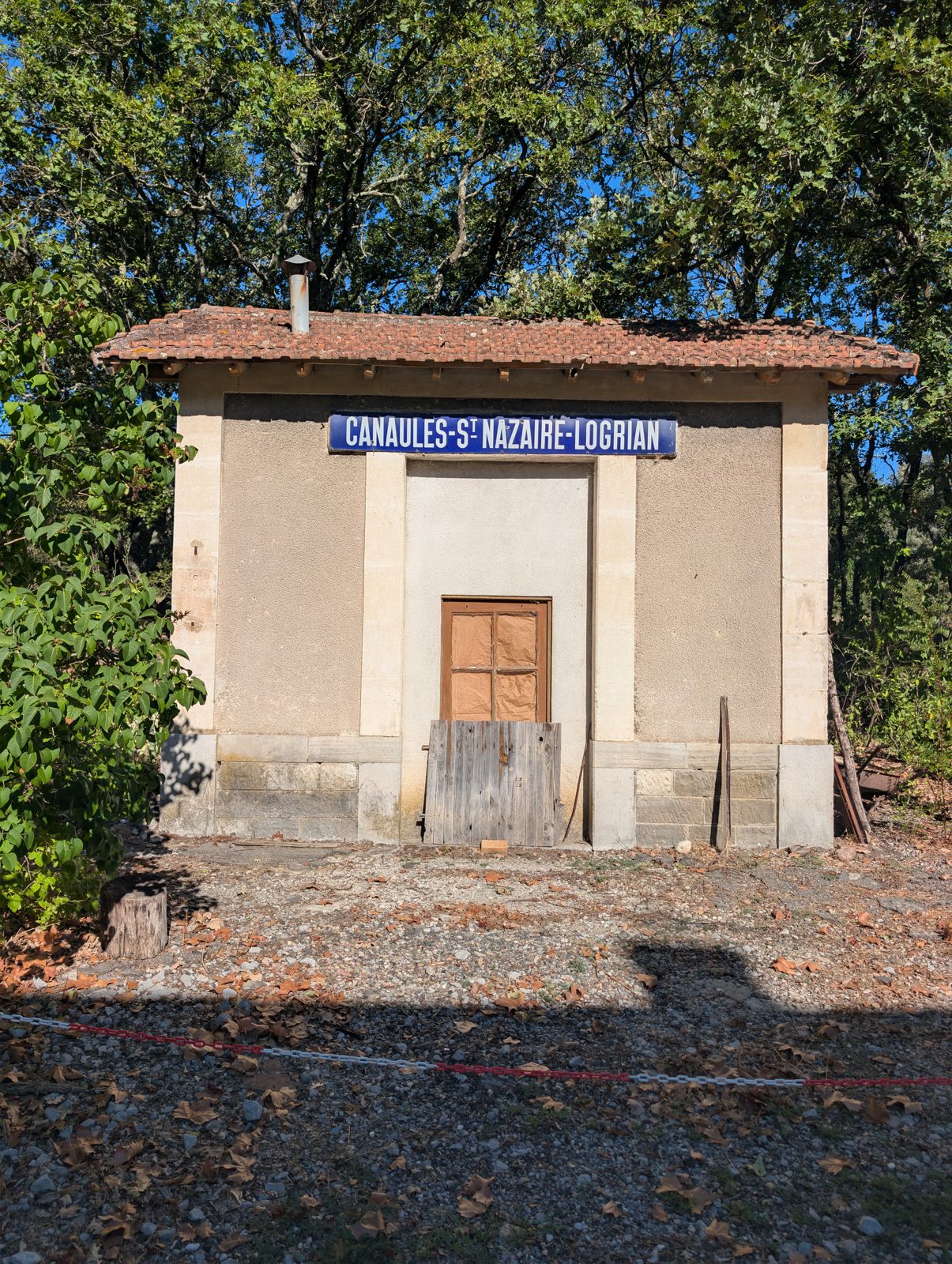 Ancienne gare de Canaules-Saint-Nazaire-Logrian, façade en pierre et plaque émaillée bleue