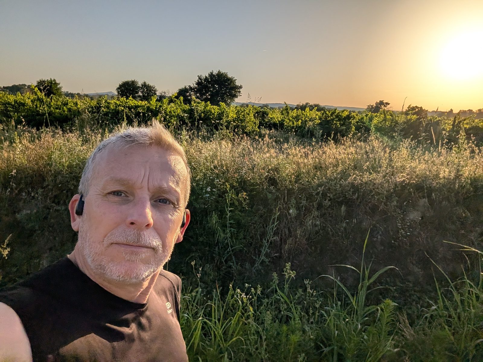 Selfie au lever du soleil au milieu des vignes du Gard