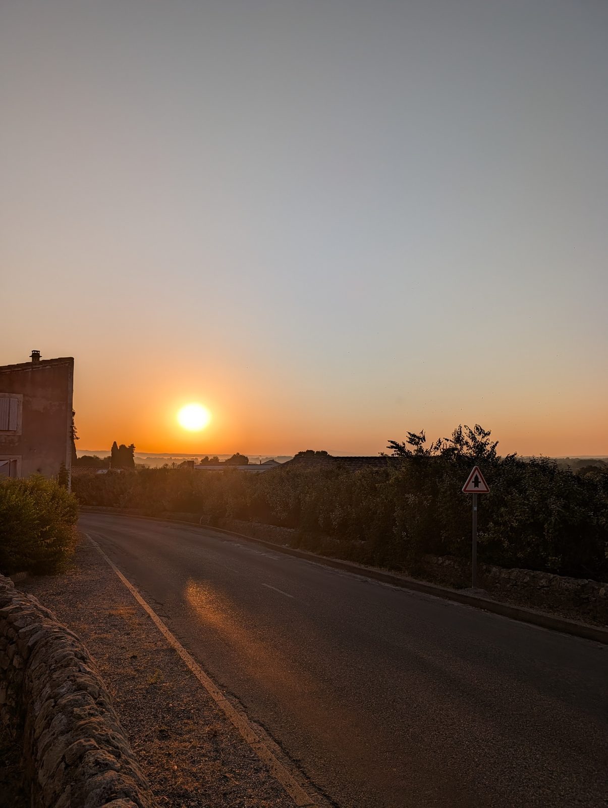 Lever de soleil sur la route, au départ du footing