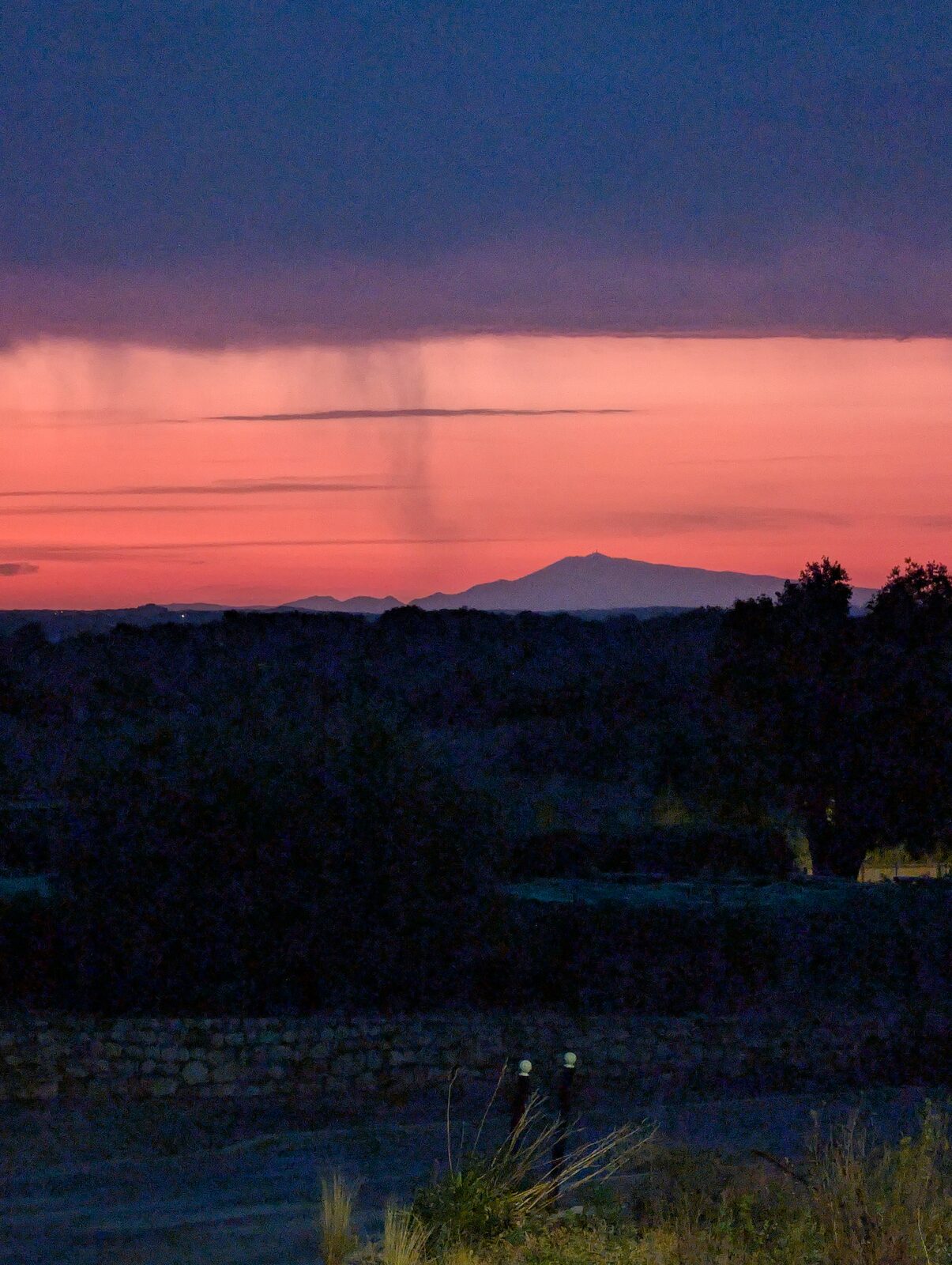 Ciel rose à l&rsquo;aube au départ de la sortie, le mont Ventoux se découpe à l&rsquo;horizon au-dessus des collines encore sombres.