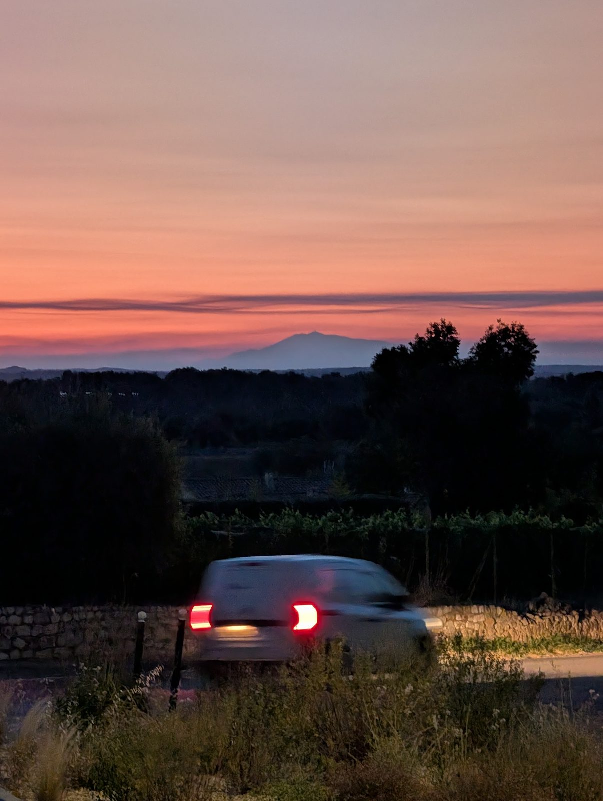 Ciel rouge à 5 h 28, une voiture s’éloigne, le Ventoux au fond